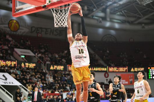 정관장 렌즈 아반도가 22일 안양정관장아레나에서 열린 2025~2026 LG전자 프로농구 삼성과경기에서 덩크를 꽂고 있다. 사진 | KBL