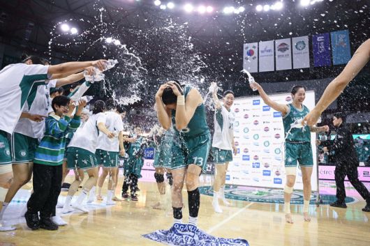 하나은행 김정은이 21일 부천체육관에서 열린 BNK금융 2025~2026 여자프로농구 우리은행전에서 통산 최다 601경기 출전 신기록을 작성했다. 경기 후 후배들의 물세례를 받고 있다. 사진 | WKBL