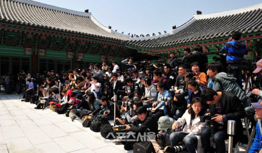 ‘세기의 결혼식’을 향한 뜨거운 취재 열기. 지난 2010년 5월 2일, 장동건·고소영 커플의 예식을 앞두고 서울신라호텔 영빈관 앞이 수많은 취재진으로 인산인해를 이루고 있다. 사진 | 스포츠서울 DB