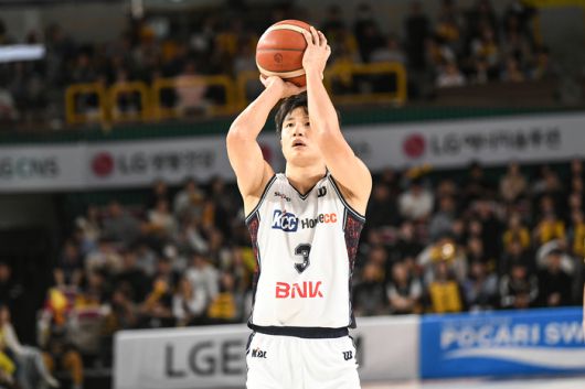 KCC 허웅이 27일 창원체육관에서 열린 2025~2026 LG전자 프로농구 정규리그 창원 LG와 경기에서 슛을 던지고 있다. 사진 | KBL