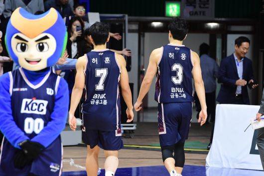 KCC 허웅과 허훈이 부산사직체육관에서 열린 2025~26 LG전자 프로농구 울산 현대모비스전을 마친 후 코트를 빠져나가고 있다. 사진 | KBL