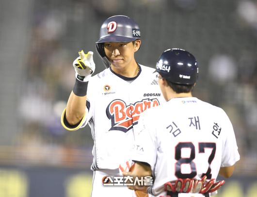 두산 김민석이 2일 서울 잠실구장에서 열린 2025 KBO리그 삼성과 경기 8회말 우전안타를 친 후 세리머니를 하고 있다. 2025. 7. 2.잠실 | 최승섭기자 thunder@sportsseoul.com