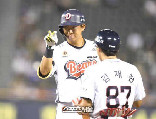두산 김민석이 2일 서울 잠실구장에서 열린 2025 KBO리그 삼성과 경기 8회말 우전안타를 친 후 세리머니를 하고 있다. 2025. 7. 2.잠실 | 최승섭기자 thunder@sportsseoul.com