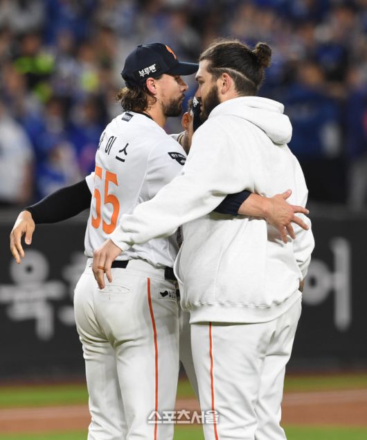 한화 와이스(왼쪽)가 24일 대전 한화생명볼파크에서 열린 2025 KBO리그 삼성과 플레이오프 5차전에서 4이닝 1실점 세이브를 기록하며 승리를 지켜낸 뒤 선발투수였던 폰세(오른쪽), 리베라토와 함께 기뻐하고 있다. 대전 | 박진업 기자 upandup@sportsseoul.com