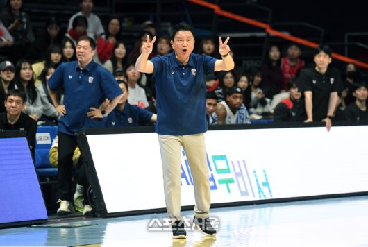 정관장 유도훈 감독이 9일 고양소노아레나에서 열린 2025-2026 프로농구 소노와 경기에서 선수들에게 작전 지시를 하고 있다. 고양 | 박진업 기자 upandup@sportsseoul.com