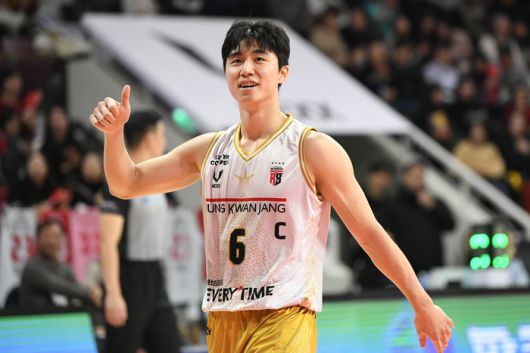 정관장 박지훈이 22일 안양정관장아레나에서 열린 2025~2026 LG전자 프로농구 삼성과경기에서 득점 후 기뻐하고 있다. 사진 | KBL