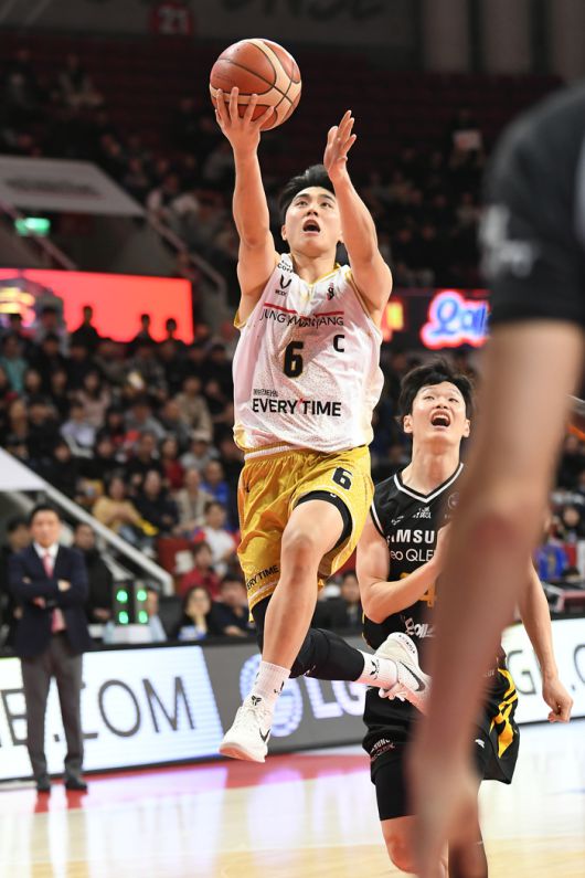 정관장 박지훈이 22일 안양정관장아레나에서 열린 2025~2026 LG전자 프로농구 삼성과경기에서 레이업슛을 넣고 있다. 사진 | KBL