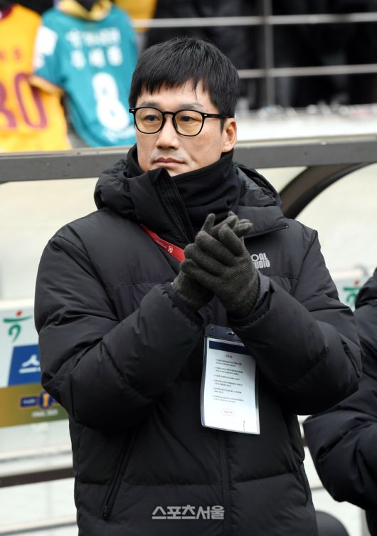 광주FC 이정효 감독이 6일 서울월드컵경기장에서 열린 2025 하나은행 코리아컵 전북 현대와의 결승전에 앞서 박수를 치며 선수들을 격려하고 있다. 2025. 12. 6. 박진업 기자 upandup@sporttsseoul.com