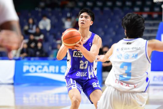 KCC 나바로가 부산사직체육관에서 열린 2025~26 LG전자 프로농구 서울 삼성전에서 슛을 쏘고 있다. 사진 | KBL