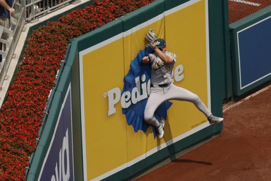 애슬레틱스 소더스트롬이 7일(현지시간) 미국 워싱턴 D.C. 내셔널 파크에서 열린 2025 ML 워싱턴과 경기에서 7회 뜬공을 잡기 위해 펜스에 몸을 던져 점프하고 있다. 사진 | Imagn Images 연합뉴스