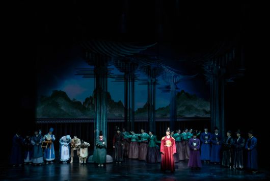 뮤지컬 ‘한복 입은 남자’는 조선의 하늘을 찾고 싶었던 세종과 그 문을 열어낸 영실의 이야기를 역사적 사실을 기반으로 여백을 채운다. 사진 | EMK뮤지컬컴퍼니