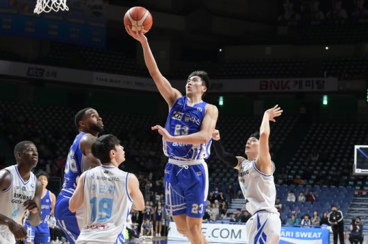 KCC 나바로가 부산사직체육관에서 열린 2025~26 LG전자 프로농구 서울 삼성전에서 레이업 슛을 시도하고 있다. 사진 | KBL