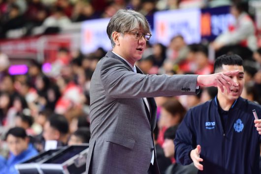 소노 손창환 감독이 울산동천체육관에서 열린 2025~26 LG전자 프로농구 3라운드 현대모비스전에서 작전을 지시하고 있다. 사진 | KBL