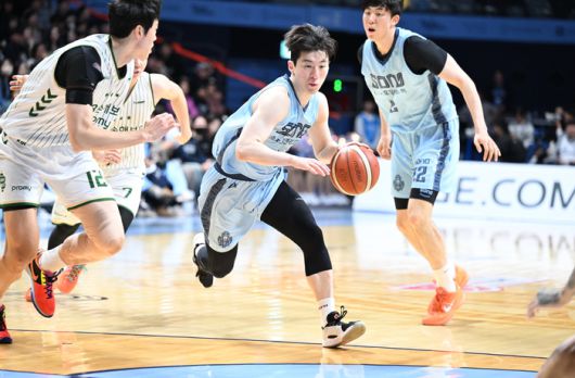 소노 이정현이 27일 고양소노아레나에서 열린 2025~26 LG전자 프로농구 3라운드 원주 DB전에서 돌파를 시도하고 있다. 사진 | KBL