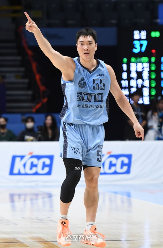고양 소노 김진유가 13일 고양 소노 아레나에서 열린 2024~2025 프로농구 울산 현대모비스와 경기에서 슛을 성공시킨 후 환호하고 있다. 고양 | 최승섭기자 thunder@sportsseoul.com