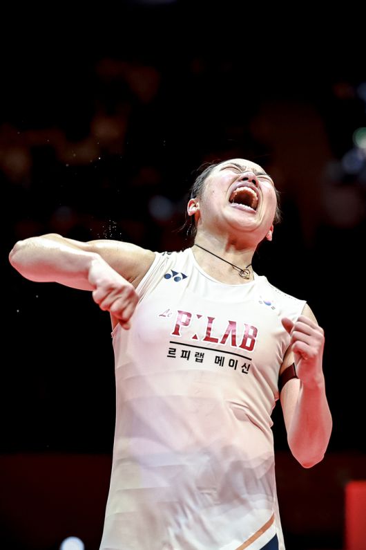 안세영이 21일 중국 항저우 올림픽스포츠센터에서 열린 세계배드민턴연맹(BWF) 월드투어 파이널 2025 여자단식 결승 승리 후 환호하고 있다. 사진 | 항저우=신화 연합뉴스