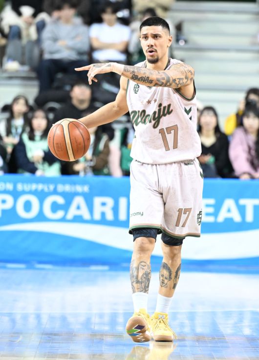 DB 알바노가 28일 원주DB프로미아레나에서 열린 2025~26 LG전자 프로농구 3라운드 삼성전에서 공격을 리딩하고 있다. 사진 | KBL