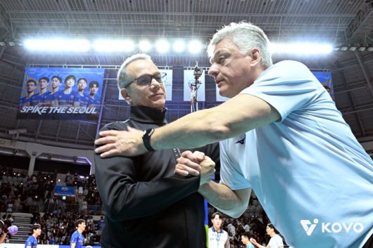 우리카드 파에스(왼쪽) 감독과 대한항공 헤난 감독. 사진 | 한국배구연맹