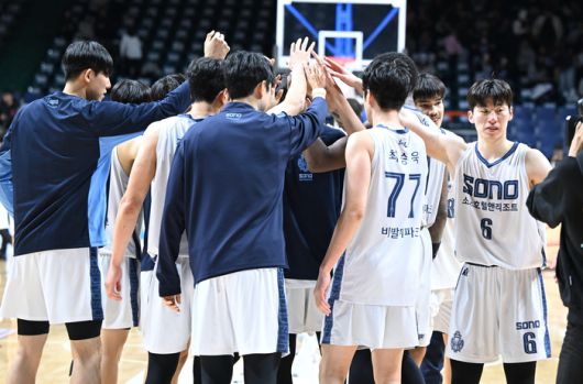 고양 소노 선수들이 부산 사직체육관에서 열린 2025~26 LG전자 프로농구 2라운드 부산 KCC전 승리 후 세리머니를 하고 있다. 사진 | KBL
