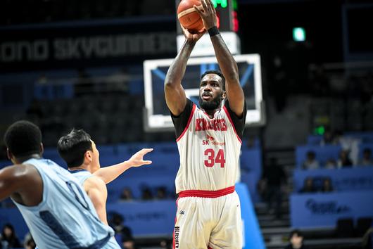 SK 워니가 29일 고양소노아레나에서 열린 2025~2026 LG전자 프로농구 정규리그 소노와 경기에서 슛을 던지고 있다. 사진 | KBL