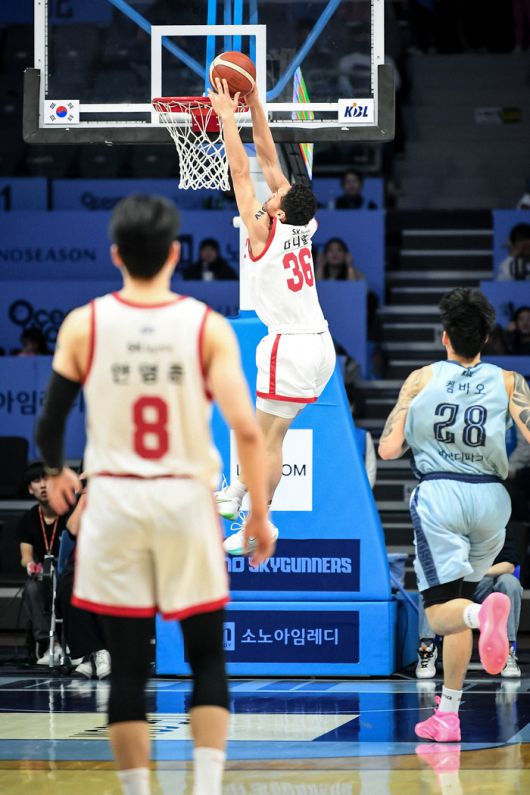SK 다니엘이 29일 고양소노아레나에서 열린 2025~2026 LG전자 프로농구 정규리그 소노와 경기에서 4쿼터 막판 덩크를 시도했으나 실패하고 있다. 사진 | KBL
