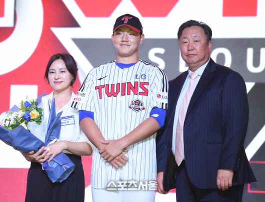 경기항공고 양우진이 17일 서울 송파구 롯데호텔 월드에서 열린 2026 KBO 리그 신인드래프트에서 LG에 지명된 후 기념촬영을 하고 있다. 롯데호텔월드 | 최승섭기자 thunder@sportsseoul.com