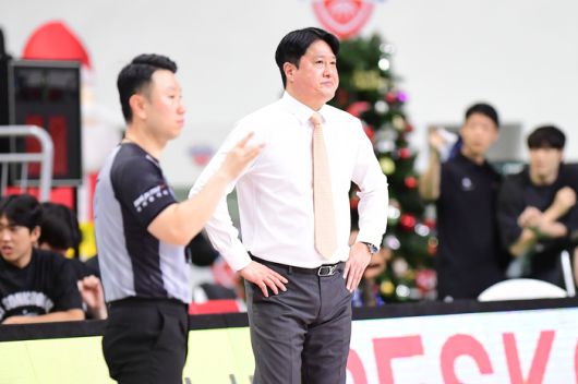 KT 문경은 감독이 27일 울산동천체육관에서 열린 2025~2026 LG전자 프로농구 3라운드 현대모비스전을 바라보고 있다. 사진 | KBL