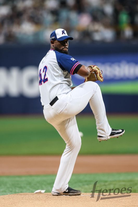 키움 메르세데스가 9일 서울 고척스카이돔에서 열린 2025 KBO리그 두산전에서 역투하고 있다. 사진 | 키움 히어로즈