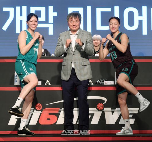 하나은행 양인영(왼쪽)과  이상범 감독(가운데), 김정은이 10일 서울 강서구 메이필드호텔에서 열린 BNK금융 2025-2026 여자프로농구 개막 미디어데이 행사에 입장하면서 포즈를 취하고 있다. 강서 | 박진업 기자 upandup@sportsseoul.com