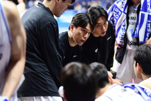 김효범 감독이 선수들에게 작전 지시를 내리고 있다. 사진 | KBL