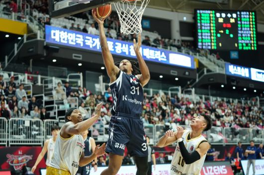 힉스가 슛을 시도하고 있다. 사진 | KBL