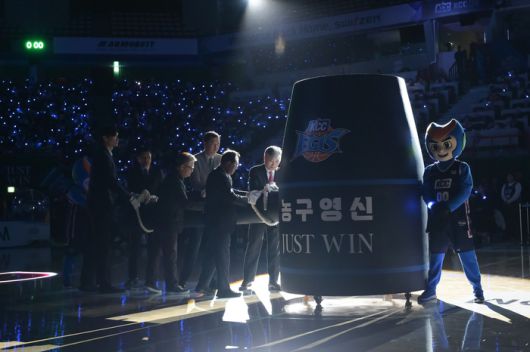 부산 사직체육관에서 농구영신 타종행사가 진행되고 있다. 사진 | KBL