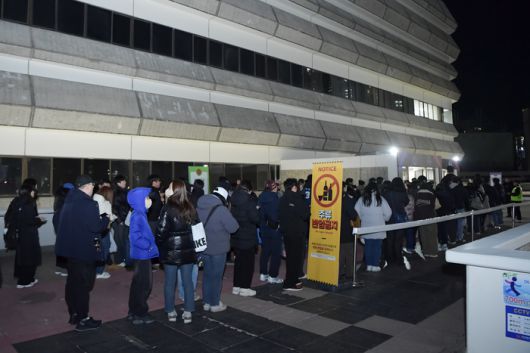 농구영신을 보기 위해 사직체육관에 모여든 팬들이 입장을 기다리고 있다. 사진 | KBL