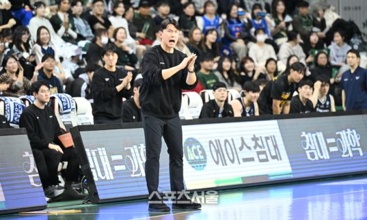 김효범 감독이 선수들에게 작전 지시를 내리고 있다. 사진 | KBL