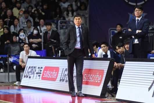 KCC 이상민 감독이 31일 부산 사직체육관에서 열린 2025~2026 LG전자 프로농구 3라운드 DB전을 지켜보고 있다. 사진 | KBL