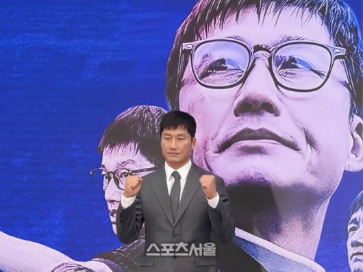 수원 삼성 이정효 감독이 2일 수원 도이치오토월드에서 열린 취임 기자회견에서 사진 촬영에 임하고 있다. 수원 | 정다워 기자