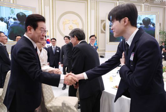 이재명 대통령이 2일 청와대 영빈관에서 열린 신년 인사회에서 프로게이머 페이커(이상혁)와 인사하고 있다. 2026.1.2사진 | 연합뉴스