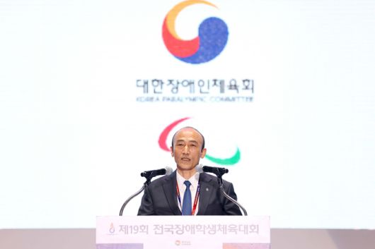 13일 김해실내체육관에서 열린 제19회 전국장애학생체육대회 개회식에서 대한장애인체육회 정진완 회장이 개회사를 하고 있다. 사진 | 대한장애인체육회