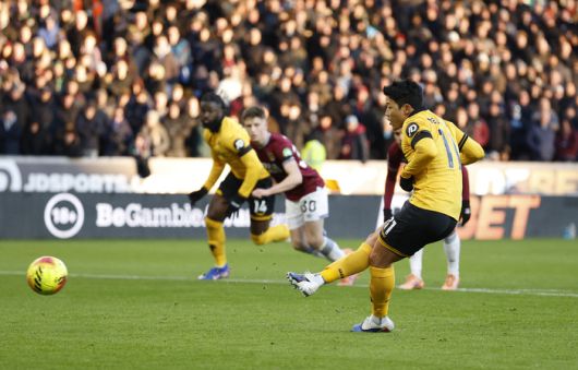 황희찬이 웨스트햄전에서 페널티킥을 시도하고 있다. 사진 | 울버햄턴=로이터연합뉴스