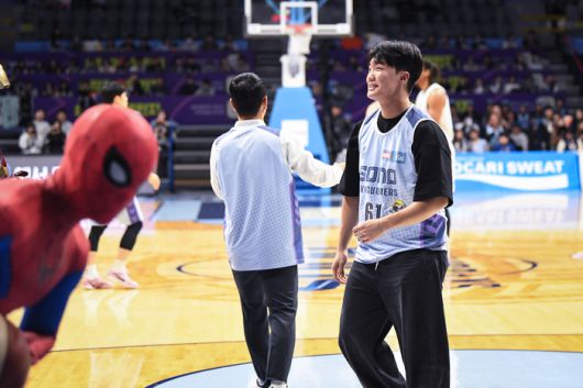 한화 정우주가 3일 고양소노아레나에서 열린 2025~2026 LG전자 프로농구 정규리그 고양 소노와 수원 KT전에서 시투를 마친 뒤 웃고 있다. 사진 | KBL