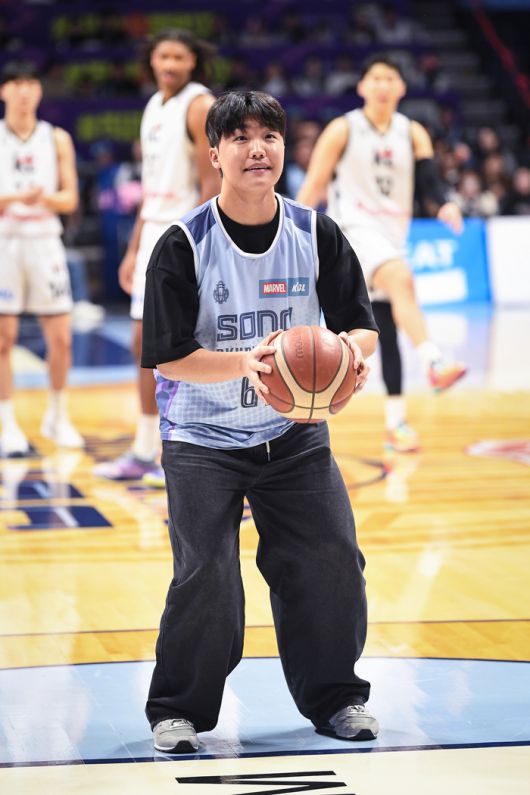 한화 정우주가 3일 고양소노아레나에서 열린 2025~2026 LG전자 프로농구 정규리그 고양 소노와 수원 KT전에서 시투하고 있다. 사진 | KBL