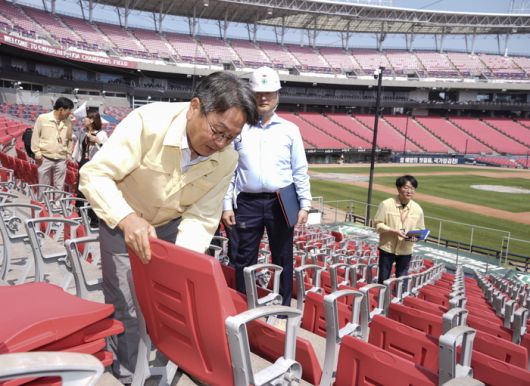 광주광역시는 사업비 6억여원을 투입해 변색과 파손 등 노후화된 관람석 1만6294석을 전면 교체하는 등 관람 환경 개선 작업을 했다. 사진 | 광주광역시