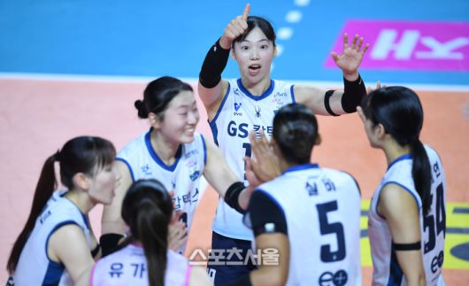 GS칼텍스 유서연이 지난 11월 20일 인천 삼산월드체육관에서 열린 2025~2026 V-리그 흥국생명과 경기에서 득점 후 환호하고 있다. 2025. 11. 20.삼산 | 최승섭기자 thunder@sportsseoul.com