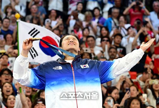 배드민턴 국가대표 안세영이 5일(한국 시간) 프랑스 파리 포르트 드 라 샤펠에서 열린 2024 파리올림픽 배드민턴 여자 단식 결승전에서 중국의 허빙자오를 꺾고 금메달을 딴 뒤 세리머니를 하고 있다. 2024. 8. 5. 파리 | 박진업 기자 upandup@sportsseoul.com
