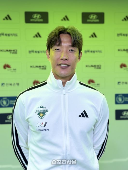 전북 현대 홍정호가 8일 전주월드컵경기장에서 우승 세리머니를 한 뒤 인터뷰에 응하고 있다. 전주 | 정다워 기자