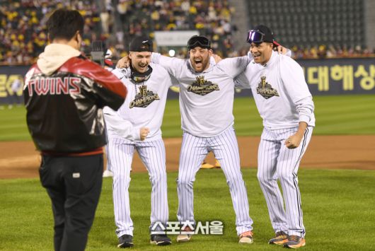 LG 톨허스트, 오스틴, 치리노스(왼쪽부터)가 1일 서울 잠실구장에서 열린 ‘한국시리즈 통합우승 IN 잠실’ 행사에서 댄스를 선보이고 있다. 잠실 | 최승섭기자 thunder@sportsseoul.com