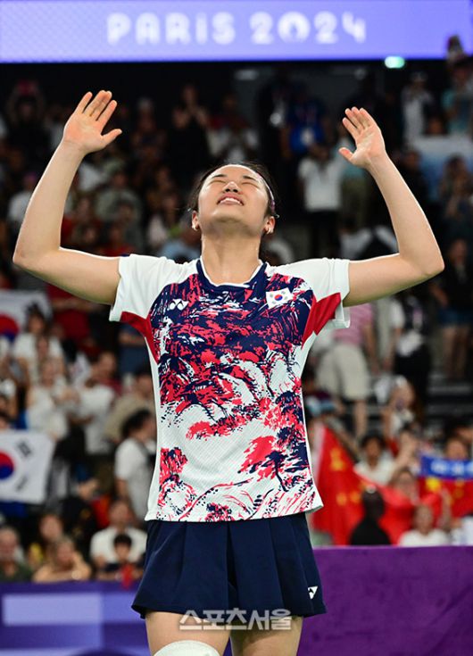 배드민턴 국가대표 안세영이 5일(한국 시간) 프랑스 파리 포르트 드 라 샤펠에서 열린 2024 파리올림픽 배드민턴 여자 단식 결승전에서 중국의 허빙자오를 꺾고 금메달을 딴 뒤 세리머니를 하고 있다. 2024. 8. 5. 파리 | 박진업 기자 upandup@sportsseoul.com