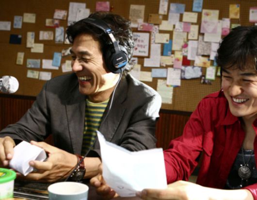 사진은 배우 안성기 출연작 ‘라디오스타’의 한 장면. 오른쪽은 배우 박중훈. [한국영상자료원 KMDb 캡처]