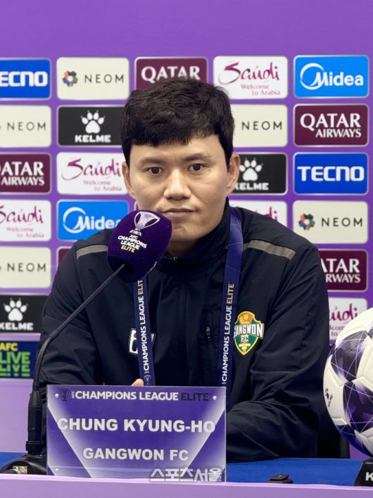 강원 정경호 감독이 지난 9월 16일 춘천송암스포츠타운에서 열린 상하이 선화와의 챔피언스리그 엘리트 경기에서 승리한 뒤 기자회견에 임하고 있다.춘천 | 정다워 기자