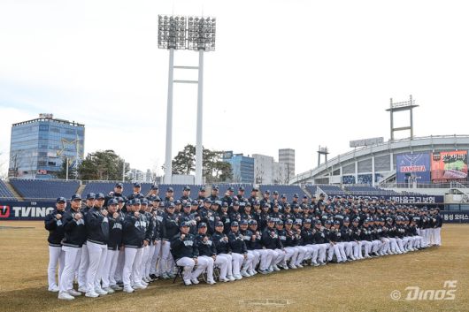 NC 선수단이 5일 마산종합운동장 올림픽기념관공연장에서 열린 신년회서 기념 촬영을 하고 있다. 사진 | NC 다이노스